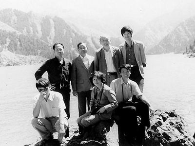 1988年夏季，作者（后排右一）和施雅風先生（后排右二）在新疆天池。