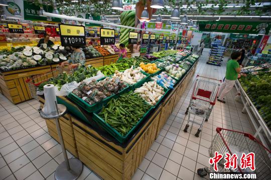山西太原，民眾正在超市選購(gòu)蔬菜。　張?jiān)啤z