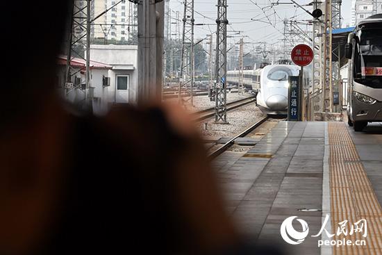 10月15日，首個乘火車參加中國共產黨第十九次全國代表大會的代表團——山西省代表團抵達北京西站。（人民網記者 翁奇羽 攝）