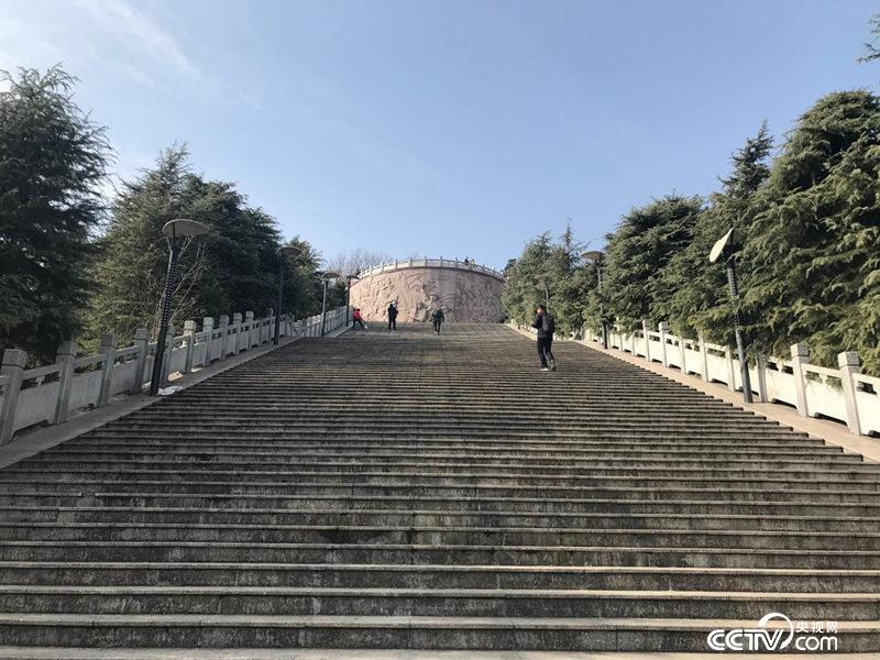 位于老城區核心位置的金寨縣革命烈士陵園。（孔華/攝）