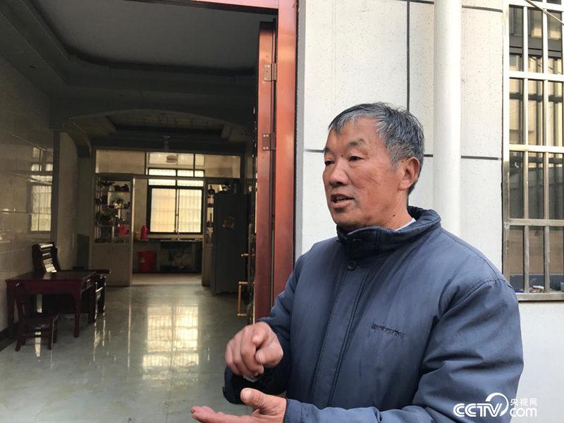 申術發給記者算脫貧賬。（孔華/攝）