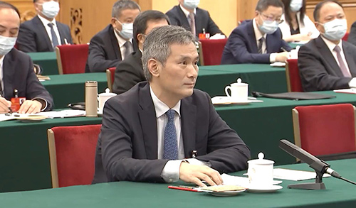 全國人大代表，湖北省十堰市太和醫(yī)院黨委書記、院長羅杰向總書記做匯報。