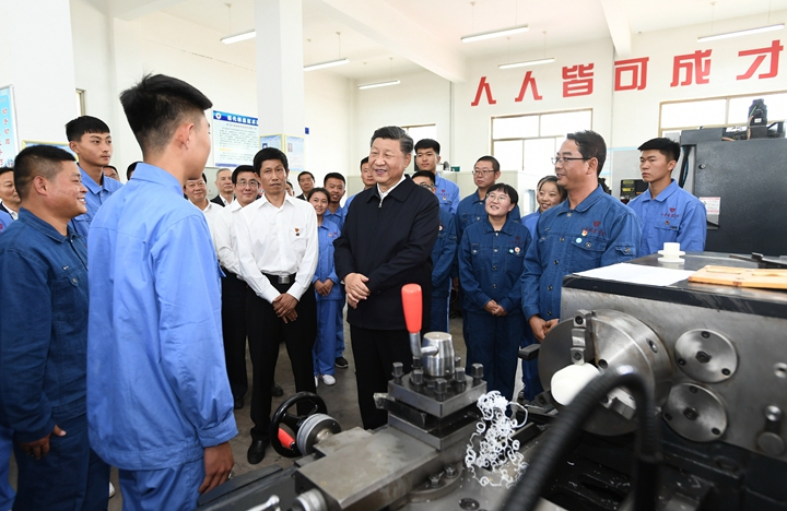 2019年8月20日，習(xí)近平在甘肅省張掖市山丹培黎學(xué)校現(xiàn)代制造技術(shù)實(shí)訓(xùn)室，觀看職業(yè)技能實(shí)訓(xùn)，同師生親切交流。
