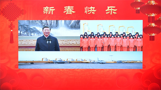 2023年1月18日，中共中央總書記、國家主席、中央軍委主席習近平在北京通過視頻連線看望慰問基層干部群眾，向全國各族人民致以新春的美好祝福。這是習近平通過視頻連線，同塔里木油田公司輪南油氣儲運中心西氣東輸第一站克拉集氣區(qū)員工親切交流。 新華社記者 李濤攝