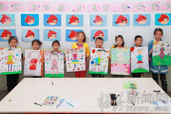 5月10日，洪洞縣的幾名小學生在展示他們的畫作。王培基 攝
