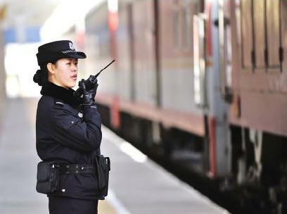 張靖蘭在臨汾火車站站臺接送列車