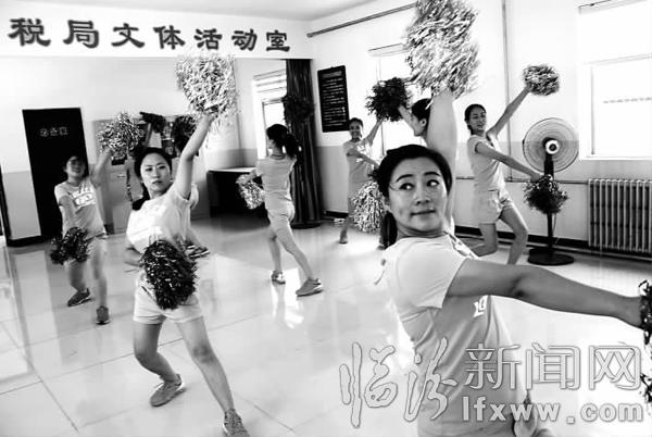 隰縣地稅局女稅干利用工作之余積極排練拉拉舞