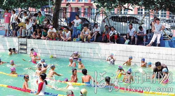 臨汾市區(qū)各大游泳池火爆異常