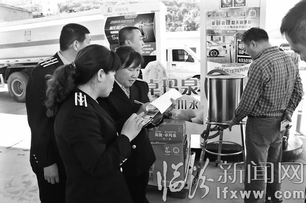 蒲縣工商和質(zhì)監(jiān)局檢定全縣加油站的計(jì)量器具