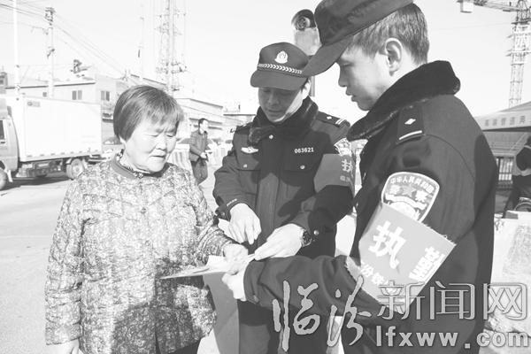 ▲民警向鐵路沿線居民宣傳愛(ài)路護(hù)路知識(shí)