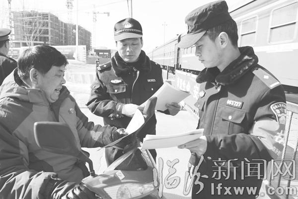 民警利用道口過(guò)車時(shí)間向市民宣傳安全知識(shí)
