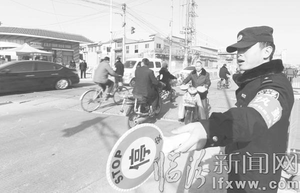 民警在鐵道口指揮行人安全通行