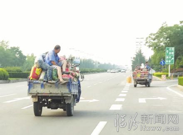 臨汾濱河路:這樣的三輪車(chē)?yán)? 危險(xiǎn)!